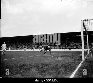 Leicester City Torhüter Gordon Banks wird von einem Schuss geschlagen Von West Ham United Alan Sealey für das Eröffnungziel Stockfoto