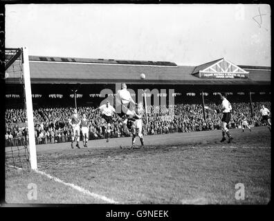 Leicester City Torwart Gordon Banks (vierter Liter) schlägt sich vor Fulhams Maurice Cook (fünfter Liter), beobachtet von Teamkollege Colin Appleton (sechster Liter) Stockfoto