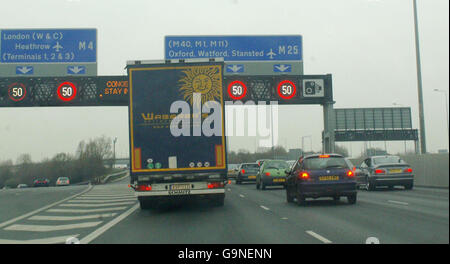 Verkehrsstaus. Langsam fahrender Verkehr auf der Autobahn M25 an der Anschlussstelle M4 zu Beginn der Festtage. Stockfoto