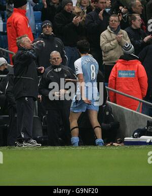 Joey Barton von Manchester City geht zurück, nachdem er eine rote Karte für gewalttätiges Verhalten erhalten hat. Stockfoto