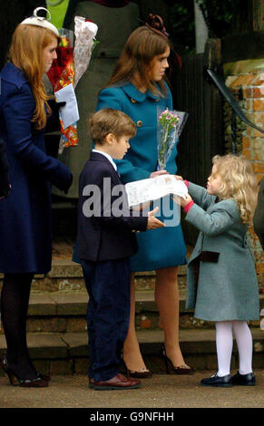 (Von links nach rechts) Prinzessin Beatrice, Viscount Linley und Lady Sarah Chatto's Sohn Arthur Armstrong-Jones, 7, Prinzessin Eugenie und Viscount Linley und Lady Sarah Chatto's Tochter Margarita Armstrong-Jones, 4, besuchen den Weihnachtsgottesdienst in der St. Mary Magdalene's Church, auf dem Sandringham Estate, Norfolk. Stockfoto