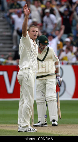 Der englische Kapitän Andrew Flintoff appelliert am ersten Tag des vierten Testmatches beim MCG in Melbourne, Australien, erfolgreich für das Wicket des australischen Brettes. Stockfoto