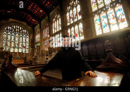 Rev. Martin Gorick, der Pfarrer der Holy Trinity Church in Stratford-upon-Avon, wo William Shakespeare verehrt und begraben wird, steht in der Kirche, die dringend Reparaturen im Wert von bis zu einer Million Pfund benötigt. Stockfoto