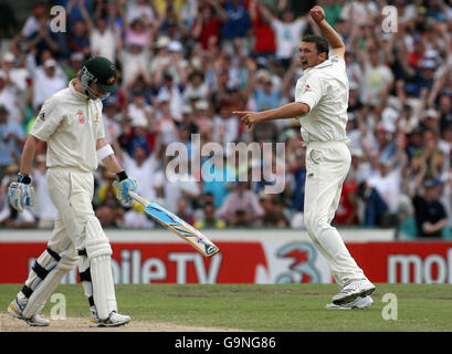 Der englische Steve Harmion feiert, nachdem er den australischen Michael Clarke am zweiten Tag des fünften Testmatches beim SCG in Sydney, Australien, entlässt hat. Stockfoto