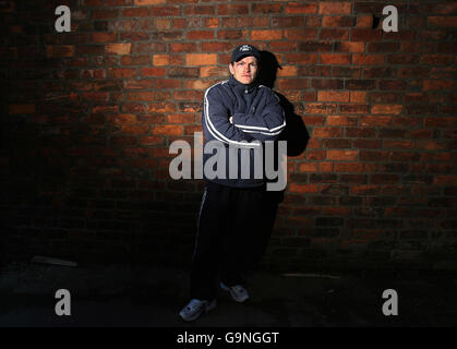 Ricky Hatton posiert für ein Foto vor dem Fitnessstudio Billy 'The Preacher' Graham in Denton, Greater Manchester, um sich auf seinen Kampf in Las Vegas am Samstag, dem 20. Januar, gegen Juan Urango im Paris Las Vegas Hotel and Casino, Las Vegas, USA, vorzubereiten. Stockfoto