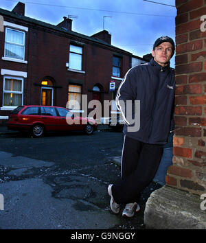 Ricky Hatton posiert für den Fotografen vor dem Billy 'The Preacher' Graham Gym in Denton, Greater Manchester, um sich auf seinen Kampf in Las Vegas am Samstag, dem 20. Januar, gegen Juan Urango im Paris Las Vegas Hotel and Casino, Las Vegas, USA, vorzubereiten. Stockfoto