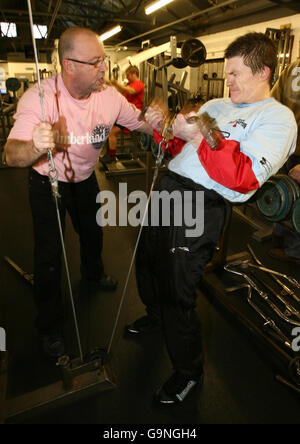 Ricky Hatton hebt Gewichte während eines Trainings in der Billy 'The Preacher' Graham Turnhalle in Denton, Greater Manchester in Vorbereitung auf seinen Kampf in Las Vegas am Samstag, 20. Januar, gegen Juan Urango im Paris Las Vegas Hotel and Casino, Las Vegas, USA. Stockfoto