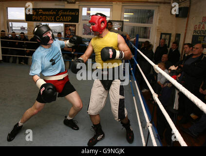 Manchester's Ricky Hatton während einer Trainingseinheit in der Billy 'The Preacher' Graham Turnhalle in Denton, Greater Manchester in Vorbereitung auf seinen Kampf in Las Vegas am Samstag, 20. Januar, gegen Juan Urango im Paris Las Vegas Hotel and Casino, Las Vegas, USA. Stockfoto