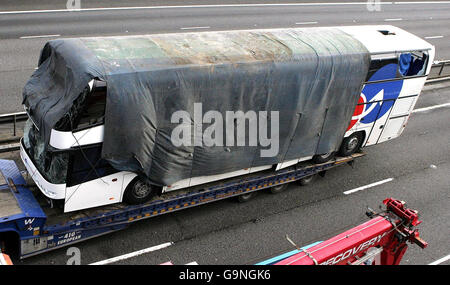 Der National Express Coach auf der M40, die in einem Unfall auf der Zufahrtsstraße von der Kreuzung 4B der M4 Ost an die M25 Kreuzung 15 im Uhrzeigersinn, die zum Tod von zwei Personen führte verwickelt war. Stockfoto