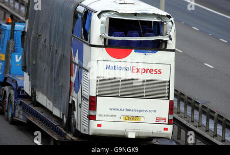 Der National Express Coach auf der M40, die in einem Unfall auf der Zufahrtsstraße von der Kreuzung 4B der M4 Ost an die M25 Kreuzung 15 im Uhrzeigersinn, die zum Tod von zwei Personen führte verwickelt war. Stockfoto