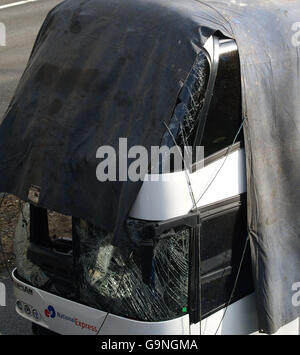 Der National Express Coach auf der M40, die in einem Unfall auf der Zufahrtsstraße von der Kreuzung 4B der M4 Ost an die M25 Kreuzung 15 im Uhrzeigersinn, die zum Tod von zwei Personen führte verwickelt war. Stockfoto