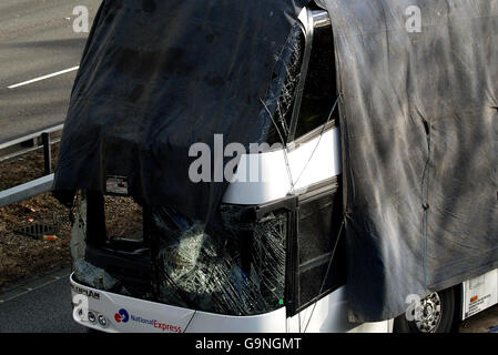 Der National Express Coach auf der M40, die in einem Unfall auf der Zufahrtsstraße von der Kreuzung 4B der M4 Ost an die M25 Kreuzung 15 im Uhrzeigersinn, die zum Tod von zwei Personen führte verwickelt war. Stockfoto