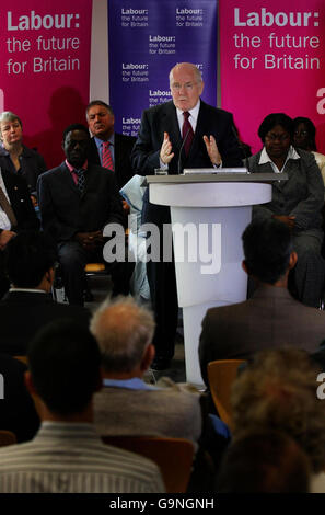 Innenminister John Reid hält an der Dunraven School in London eine Rede über die Zukunft der New Labour Partei. Stockfoto