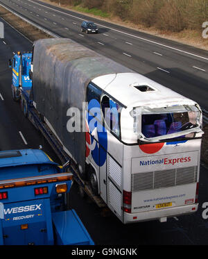 Der National Express Coach auf der M40, die in einem Unfall auf der Zufahrtsstraße von der Kreuzung 4B der M4 Ost an die M25 Kreuzung 15 im Uhrzeigersinn, die zum Tod von zwei Personen führte verwickelt war. Stockfoto