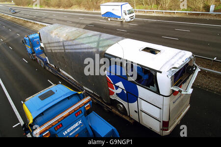 Der auf der M40 abgebildete National Express Coach, der an einem Unfall auf der Zufahrtsstraße von der Kreuzung 4B der M4 East zur M25 Kreuzung 15 im Uhrzeigersinn beteiligt war und zum Tod von zwei Personen führte. DRÜCKEN SIE VERBANDSFOTO. Bilddatum: Donnerstag, 4. Januar 2007. DRÜCKEN SIE VERBANDSFOTO. Bilddatum: Donnerstag, 4. Januar 2007. Weitere neun Personen wurden schwer verletzt, nachdem der Bus, der von London nach Aberdeen reiste, gestern Abend um 23.45 Uhr auf der Zufahrtsstraße von der Ausfahrt 4B der M4 East zur M25-Kreuzung 15 im Uhrzeigersinn umkehrte. Stockfoto