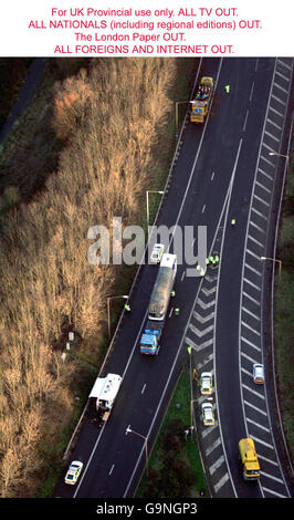 Luftbild eines National Express-Reisebutsches, der zwei Menschen umstürzte und tötete, auf einer Autobahnzufahrt, bevor er vom Unfallort entfernt wurde. Stockfoto