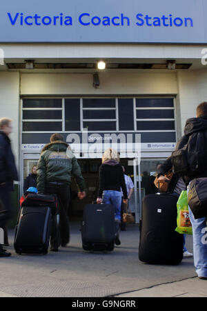 M4-Busunfall. Reisende mit Koffern betreten den Busbahnhof Victoria, London. Stockfoto