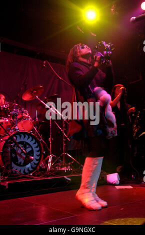 BrandNew Heavies treten an der Carling Academy in Islington, im Norden Londons, auf. Stockfoto