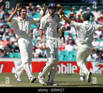 Der Australier Glenn McGrath feiert mit Kapitän Ricky Ponting, nachdem er den Engländerin Kevin Pietersen am vierten Tag des fünften Testmatches beim SCG in Sydney, Australien, aus der Welt gesetzt hatte. Stockfoto