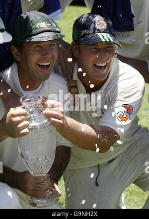 Der australische Kapitän Ricky Ponting feiert mit Shane Warne, nachdem er England am vierten Tag des fünften Testmatches beim SCG in Sydney, Australien, besiegt hat. Stockfoto