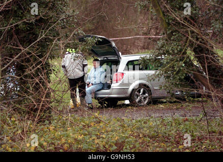 Forensische Polizeibeamte sammeln Beweise am Tatort im Wanstead Park im Osten Londons, nachdem ein Leichnam entdeckt wurde. Stockfoto