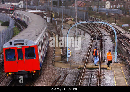 Blick auf die Szene direkt vor der U-Bahnstation Barking im Osten Londons, wo gestern Abend zwei Männer getötet wurden, nachdem sie in den Weg einer Londoner U-Bahn gerannt waren. Stockfoto