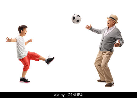 Senior Woman spielen Fußball mit seinem Enkel isoliert auf weißem Hintergrund Stockfoto