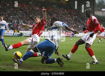 Charlton Athletic's Souleymane Diawara (rechts) und Hermann Hreidarsson (links) und Middlesbrough's Aiyegbeni Yakubu (Mitte) Stockfoto