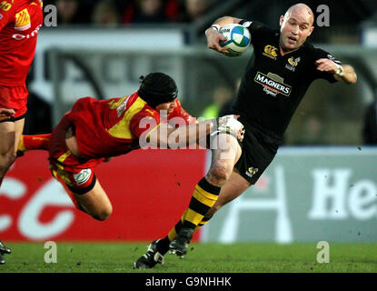 Rugby Union - Heineken Cup - Pool One - London Wasps gegen Perpignan - Causeway Stadium. Alex King of Wesps (rechts) wird von Ovidiu Tonita aus Perpignan während des Heineken Cup Pool One-Spiels im Causeway Stadium, Wycombe, angegangen. Stockfoto