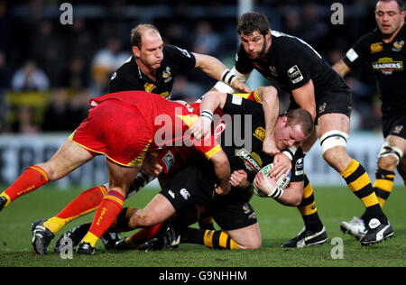 Rugby Union - Heineken Cup - Pool One - London Wasps gegen Perpignan - Causeway Stadium. Wesps Phil Vickery findet während des Heineken Cup Pool One-Spiels im Causeway Stadium, Wycombe, keinen Weg durch die Perpignan-Verteidigung. Stockfoto