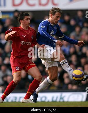 Reading's Shane Long und Everton's Phil Neville in Aktion Stockfoto