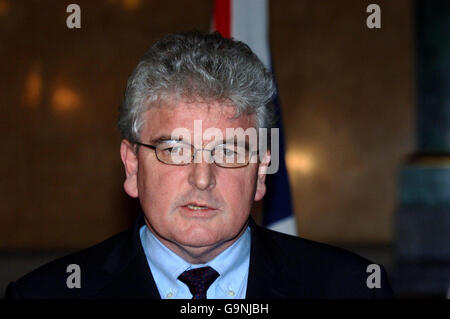 Der britische Verteidigungsminister des Browne trifft sich mit dem US-Verteidigungsminister Robert Gates (nicht abgebildet) im Lancaster House in Zentral-London. Stockfoto