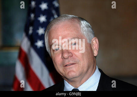 Großbritanniens Defence Secretary Des Browne trifft uns Defence Secretary Robert Gates Stockfoto