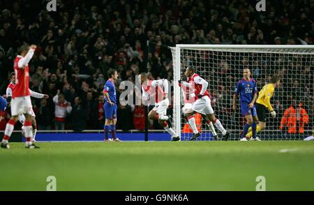 Thierry Henry von Arsenal steht im Siegtreffer der Spiel und läuft weg, um als Spieler von Manchester United zu feiern Sehen Sie dejeziert aus Stockfoto