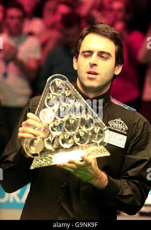 Snooker - SAGA Insurance Masters 2007 - Wembley Arena. Ronnie O'Sullivan gewinnt die Trophäe nach dem Gewinn des SAGA Insurance Masters 2007 Finals in der Wembley Arena, London. Stockfoto