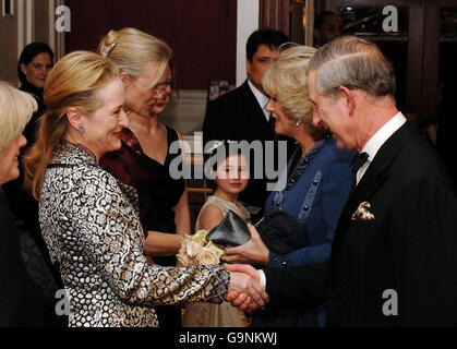 Der Prinz von Wales schüttelt sich die Hände mit Meryl Streep, der Hollywood-Schauspielerin am Harvard Club in Central New York. Stockfoto