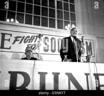 Aneurin Bevan spricht bei einem Treffen, das an der Corn Exchange in Brighton im Zusammenhang mit der 56. Jahreskonferenz der Labour's Party im Sportstadion von Brighton abgehalten wird. Stockfoto