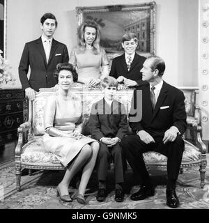 Königin Elizabeth II. Und der Herzog von Edinburgh posieren mit ihren Kindern für eine Silver Wedding Day-Gruppe in der belgischen Suite im Buckingham Palace. Von links nach rechts, stehend: Prinz Charles, Prinzessin Anne, Prinz Andrew. Mit der Königin sitzt Prinz Edward. Stockfoto