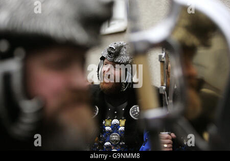 Der liberaldemokratische MSP Tavish Scott, ein Mitglied der Jarl-Truppe, marschiert während des Up Helly AA 2007 durch die Straßen von Lerwick, Shetland. Stockfoto