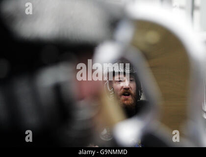 Der liberaldemokratische MSP Tavish Scott, ein Mitglied der Jarl-Truppe, marschiert während des Up Helly AA 2007 durch die Straßen von Lerwick, Shetland. Stockfoto