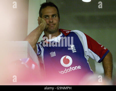 Der verletzten englische Kapitän Michael Vaughan beobachtet während des One Day International-Spiels gegen Neuseeland während der Commonwealth Bank Series im WACA, Perth, Australien, von der Tribüne aus. Stockfoto