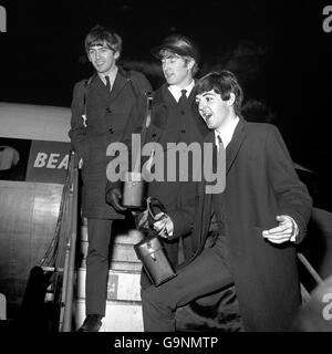 Drei der Beatles-Popgruppe besteigen am Flughafen London ein Passagierflugzeug für Paris. Von links nach rechts: George Harrison, John Lennon und Paul McCartney. Ringo Starr wurde wegen Nebel in Liverpool gestrandet. Stockfoto