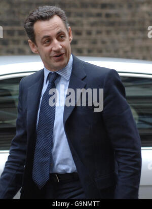 Der französische Innenminister Nicolas Sarkozy kommt heute in der Downing Street 10 in London zu einem Treffen mit Premierminister Tony Blair an. Stockfoto