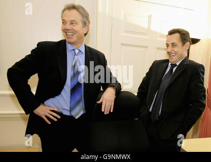 Der britische Premierminister Tony Blair, links und der französische UMP-Präsidentschaftskandidat Nicolas Sarkozy bei einem Treffen in der Downing Street 10 in London. Stockfoto