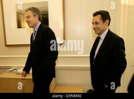 Der britische Premierminister Tony Blair, links und der französische UMP-Präsidentschaftskandidat Nicolas Sarkozy bei einem Treffen in der Downing Street 10 in London. Stockfoto