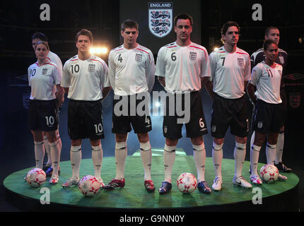 (L bis R) Englands Frank Lampard, Kelly Smith, Michael Owen, Steven Gerrard, Kapitän John Terry, Owen Hargreaves, Rachel Yankey und Paul Robinson modellieren das neue Nationaltrikot im Royal Exchange Theatre, Manchester. Stockfoto