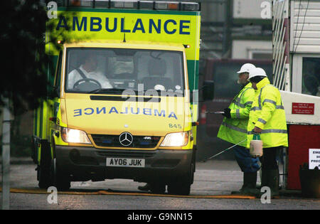 Ein Krankenwagen wird am Eingang der Bernard Matthews Fabrik Farm in Holton, Suffolk, desinfiziert, wo es einen Ausbruch der Vogelgrippe gegeben hat. Stockfoto