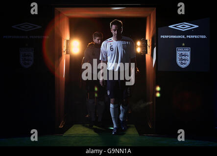 England Kapitän John Terry geht zu den Medien Modellierung der neuen nationalen Kit im Royal Exchange Theatre, Manchester. Stockfoto