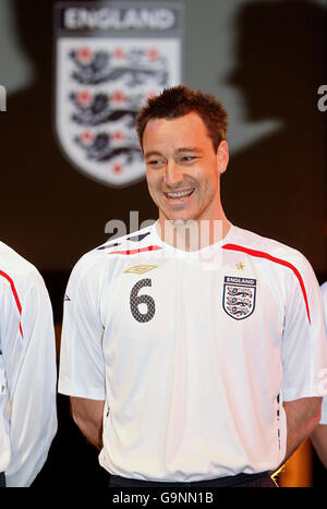 Der englische Kapitän John Terry modelliert das neue Nationaltrikot im Royal Exchange Theatre, Manchester. Stockfoto