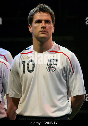 Fußball - England Umbro Trikoteinführung - Royal Exchange Theatre - Manchester. England Michael Owen modelliert das neue Nationaltrikot im Royal Exchange Theatre, Manchester. Stockfoto